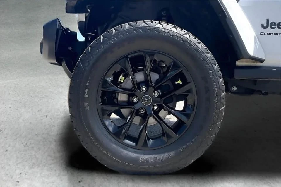 2025 Jeep JT Gladiator - Image 17 of 20