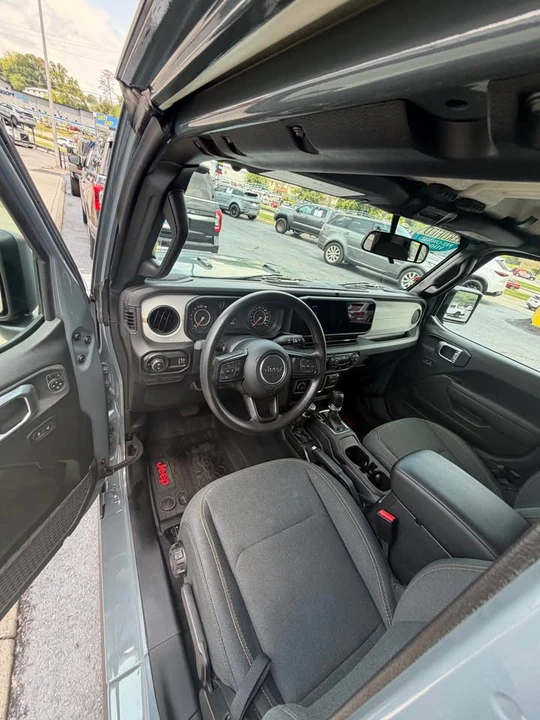2025 Jeep JT Gladiator - Image 5 of 6