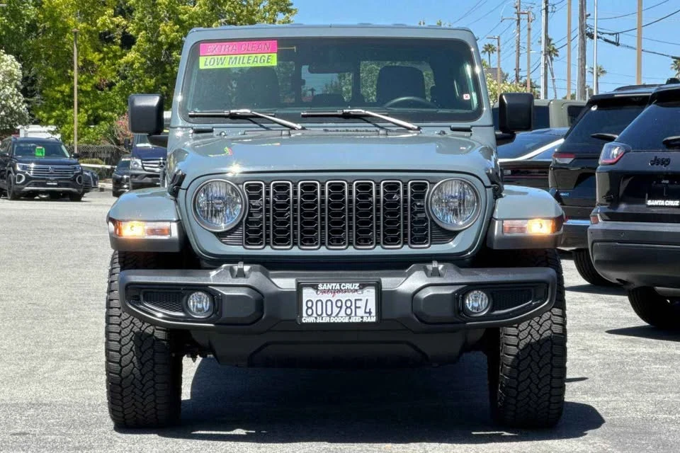 2025 Jeep JT Gladiator - Image 8 of 15
