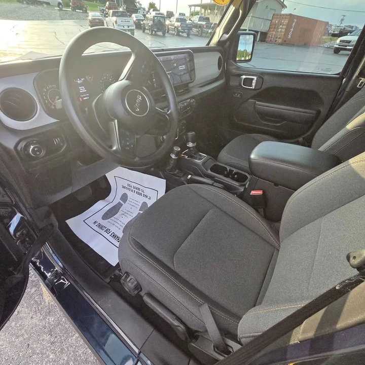 2025 Jeep JT Gladiator - Image 8 of 10