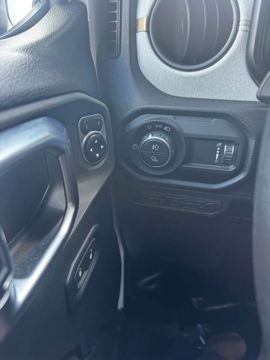 2025 Jeep JT Gladiator - Image 10 of 14