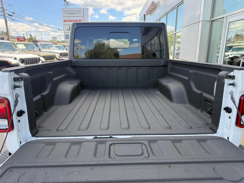 2025 Jeep JT Gladiator - Image 9 of 10
