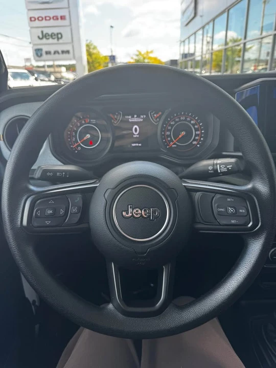 2025 Jeep JT Gladiator - Image 9 of 14