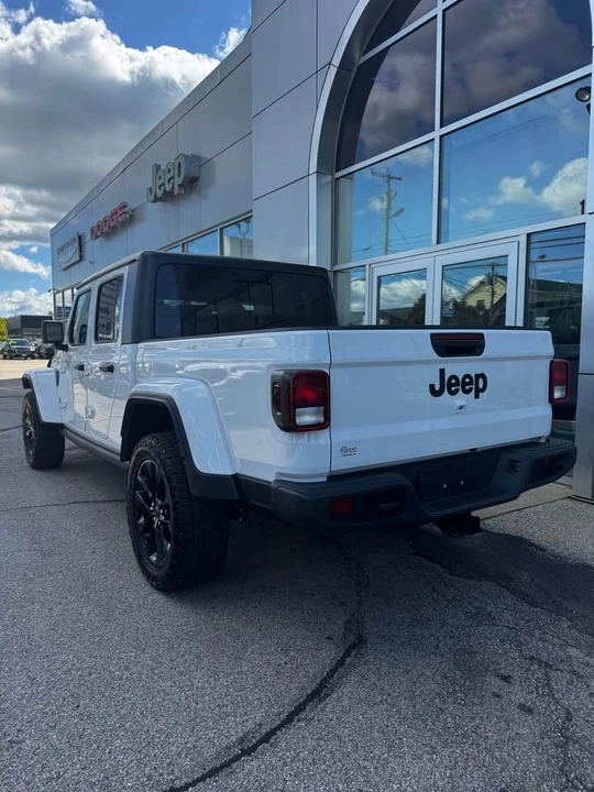2025 Jeep JT Gladiator - Image 5 of 14
