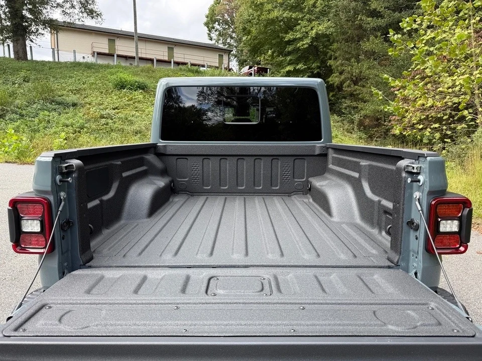 2025 Jeep JT Gladiator - Image 9 of 12