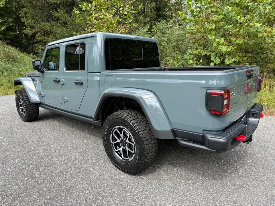 2025 Jeep JT Gladiator - Image 10 of 12