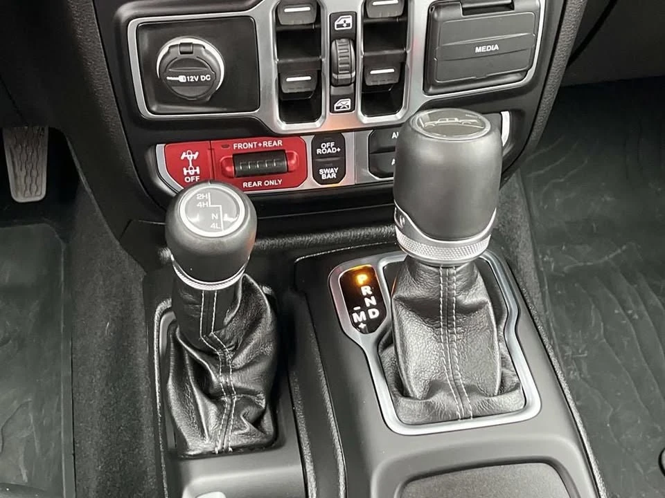 2025 Jeep JT Gladiator - Image 15 of 20