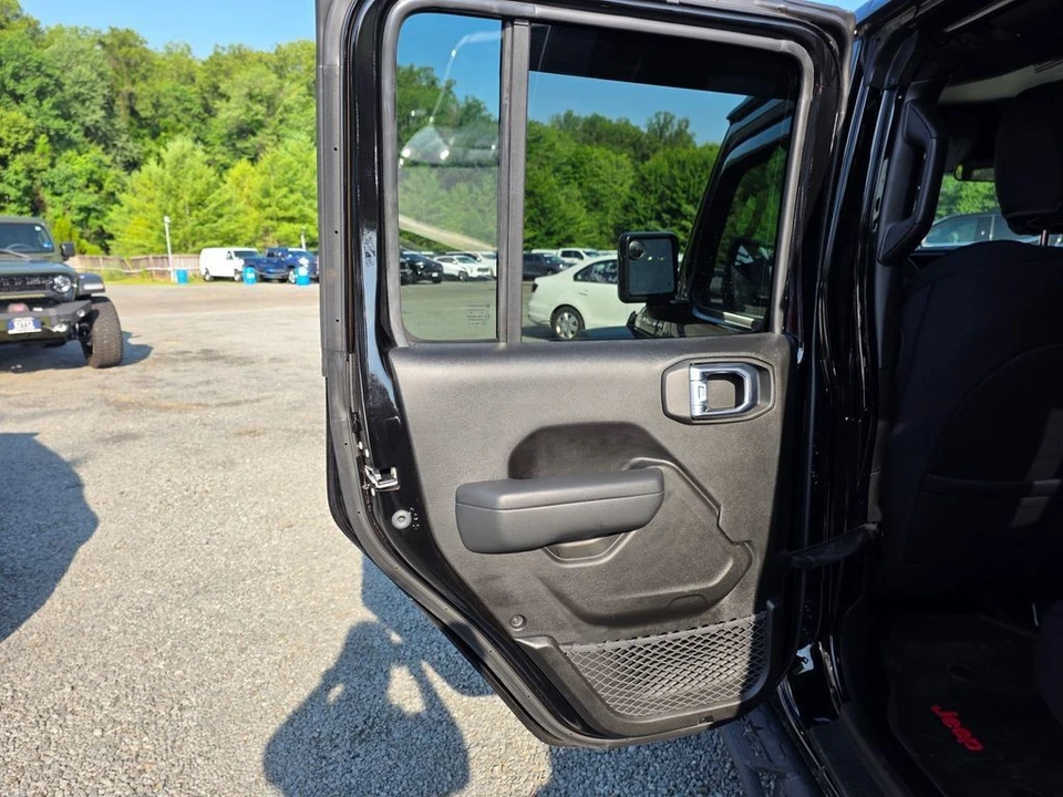 2025 Jeep JT Gladiator - Image 16 of 31