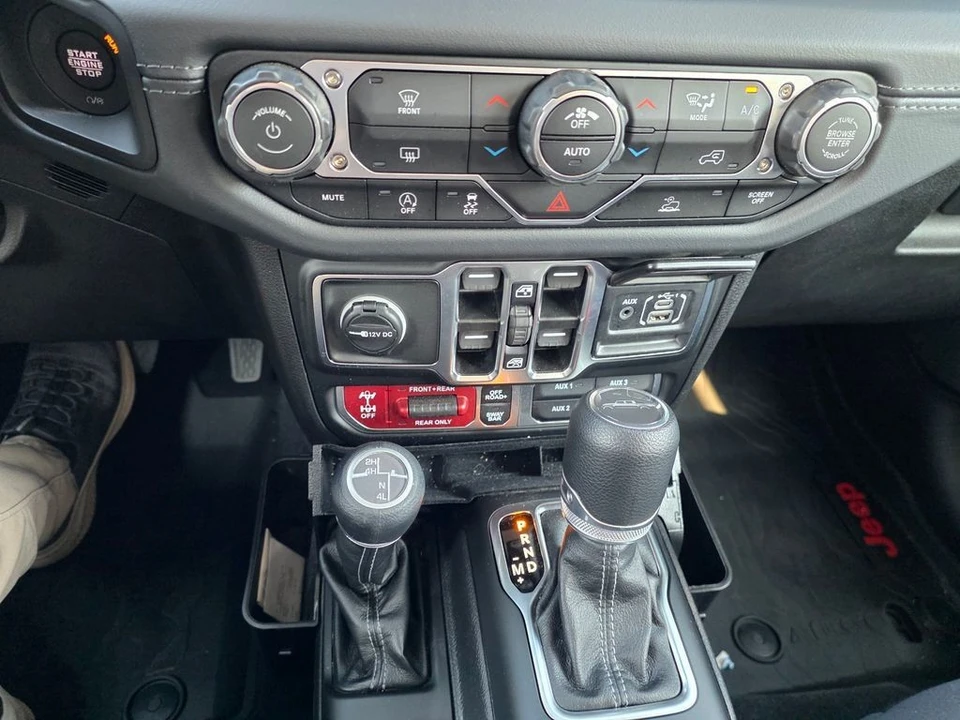 2025 Jeep JT Gladiator - Image 25 of 31