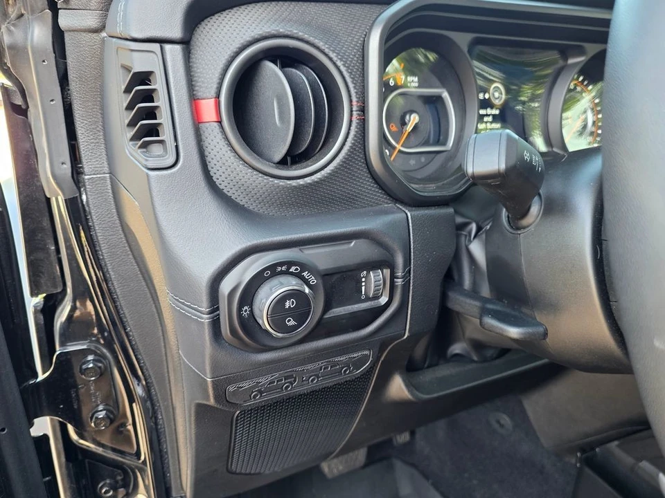 2025 Jeep JT Gladiator - Image 20 of 31