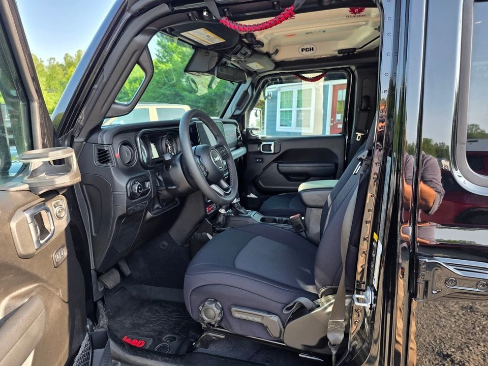 2025 Jeep JT Gladiator - Image 19 of 31