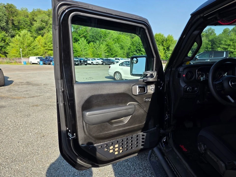 2025 Jeep JT Gladiator - Image 18 of 31