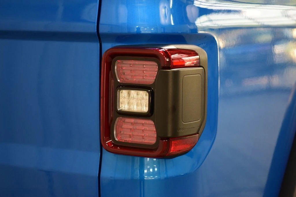 2025 Jeep JT Gladiator - Image 23 of 31