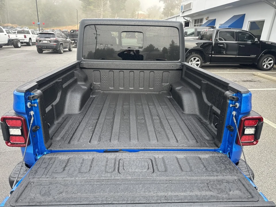 2025 Jeep JT Gladiator - Image 11 of 21