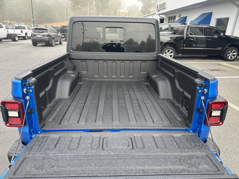 2025 Jeep JT Gladiator - Image 11 of 21
