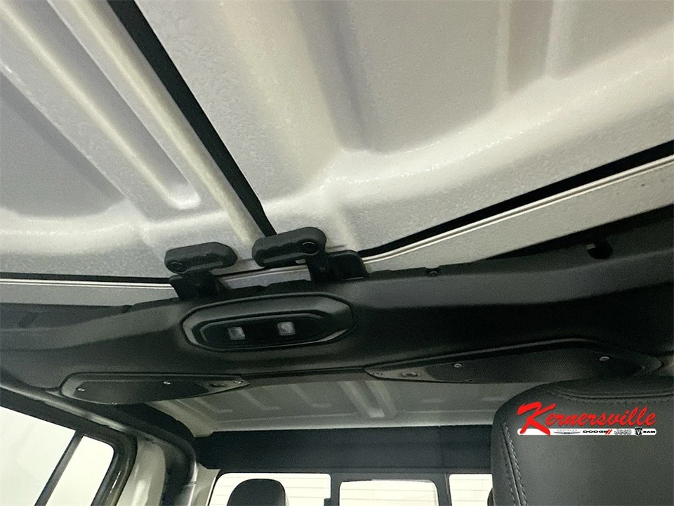 2025 Jeep JT Gladiator - Image 14 of 21