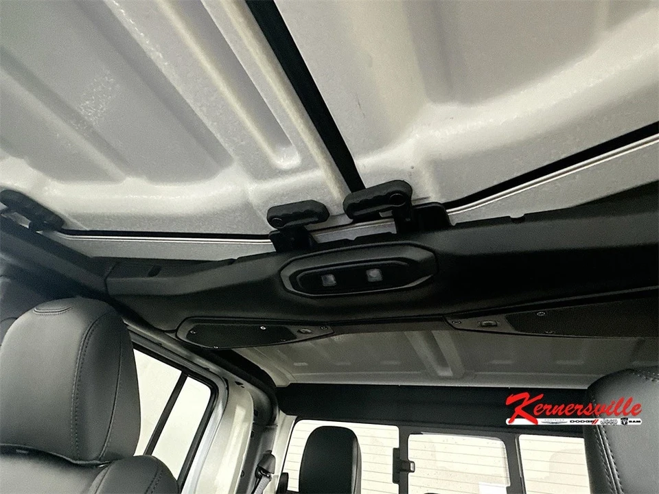 2025 Jeep JT Gladiator - Image 14 of 21
