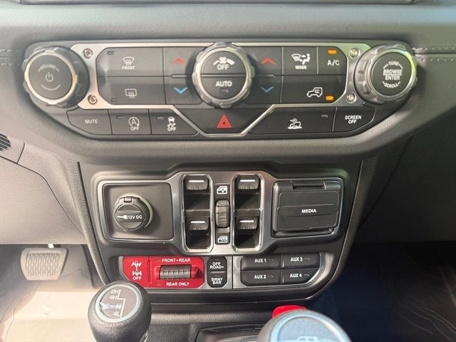 2025 Jeep JT Gladiator - Image 24 of 30