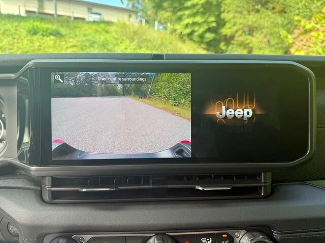 2025 Jeep JT Gladiator - Image 23 of 30