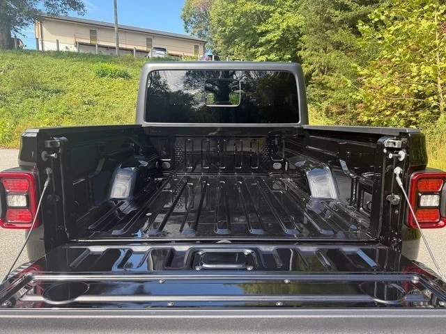 2025 Jeep JT Gladiator - Image 9 of 21