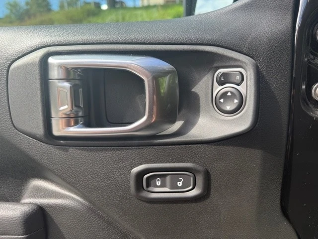 2025 Jeep JT Gladiator - Image 14 of 21