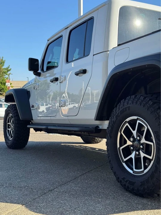 2025 Jeep JT Gladiator - Image 8 of 9