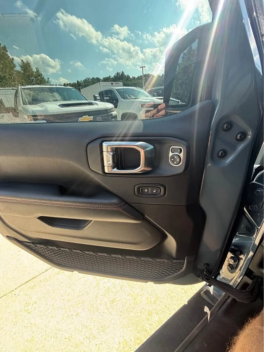 2025 Jeep JT Gladiator - Image 8 of 10