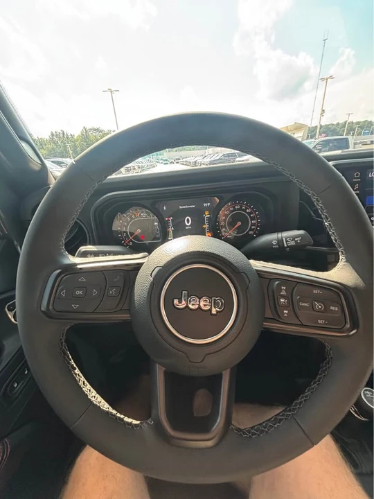2025 Jeep JT Gladiator - Image 5 of 10