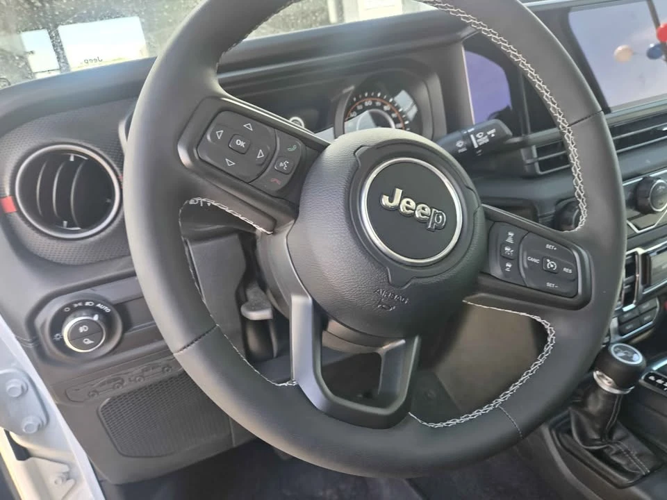 2025 Jeep JT Gladiator - Image 10 of 11