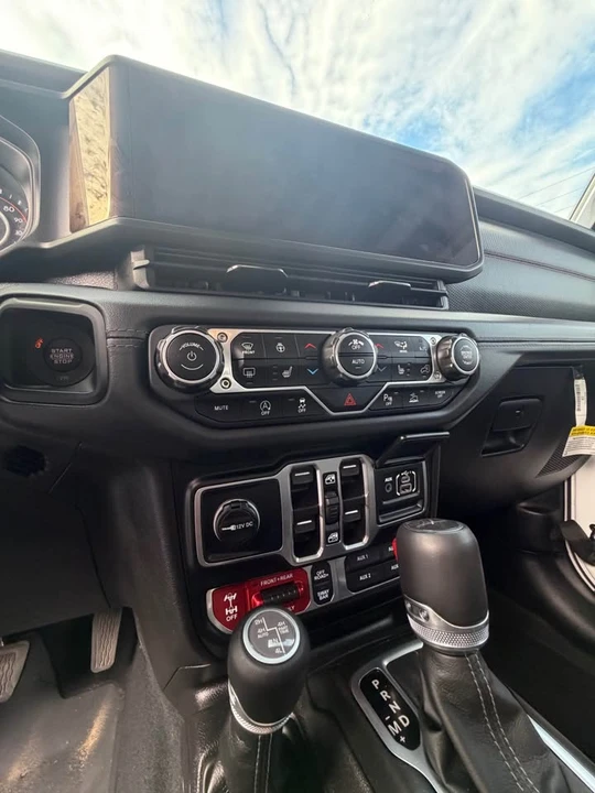 2025 Jeep JT Gladiator - Image 5 of 8