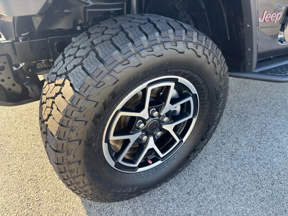 2025 Jeep JT Gladiator - Image 15 of 18