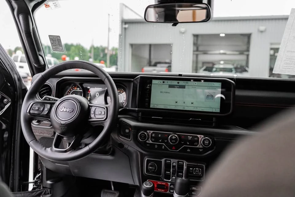 2025 Jeep JT Gladiator - Image 15 of 20