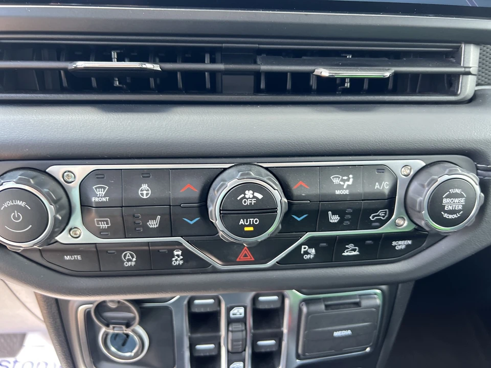 2025 Jeep JT Gladiator - Image 23 of 31