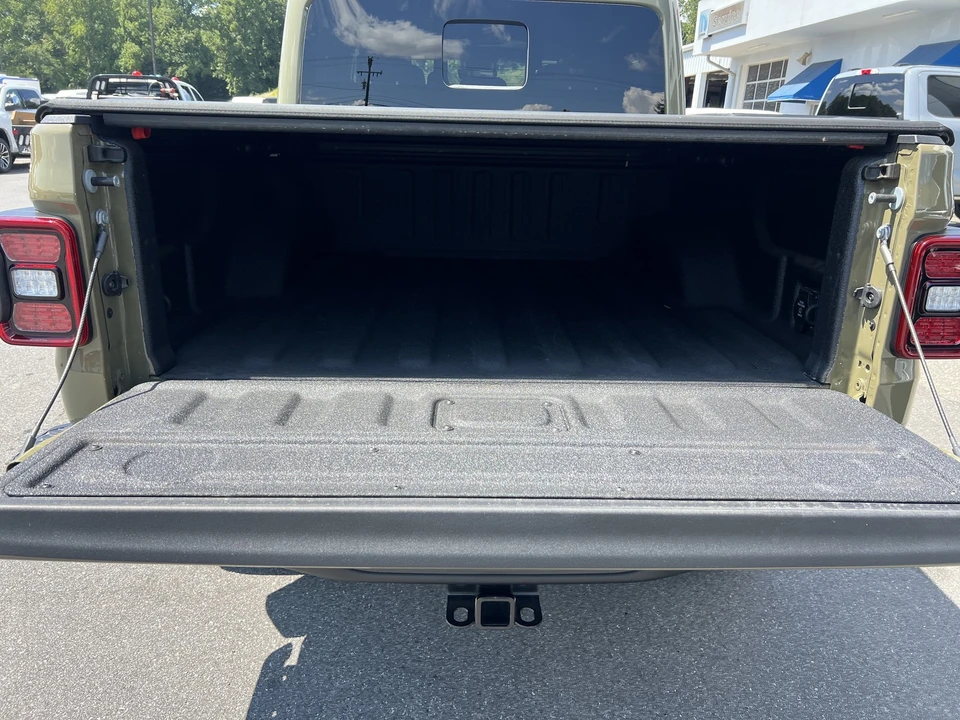 2025 Jeep JT Gladiator - Image 13 of 31