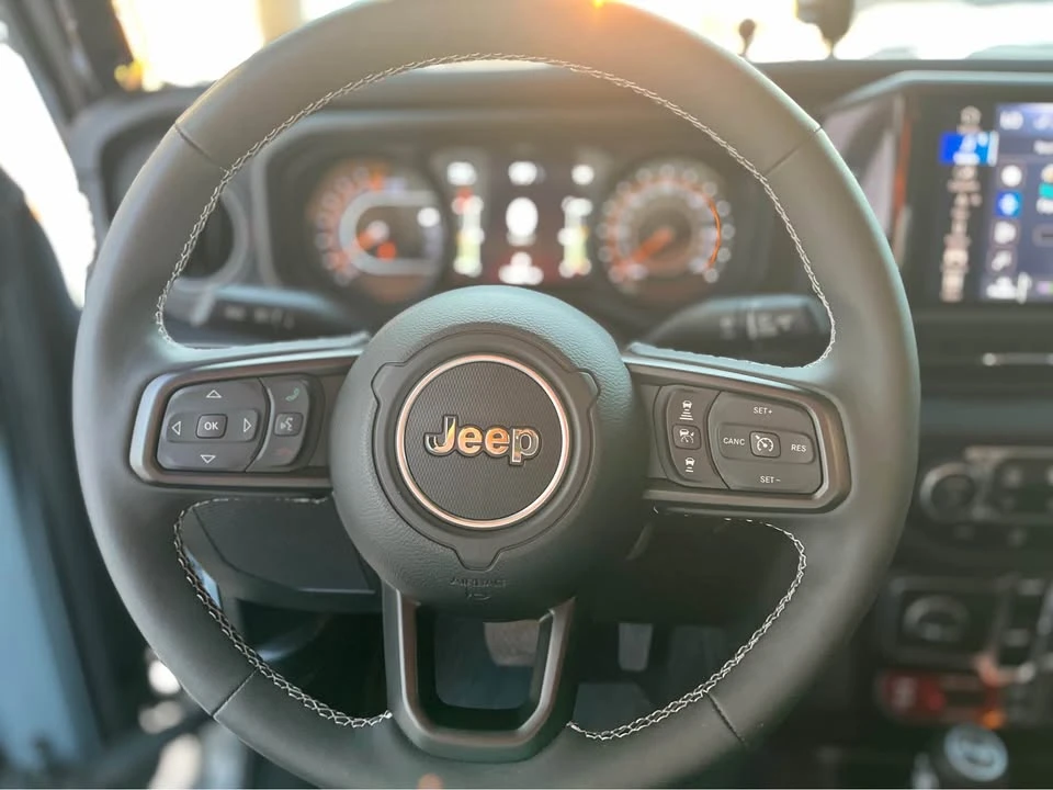 2025 Jeep JT Gladiator - Image 14 of 15