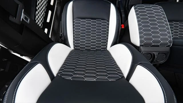 2025 Jeep JT Gladiator - Image 16 of 21