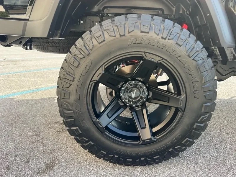 2025 Jeep JT Gladiator - Image 22 of 31