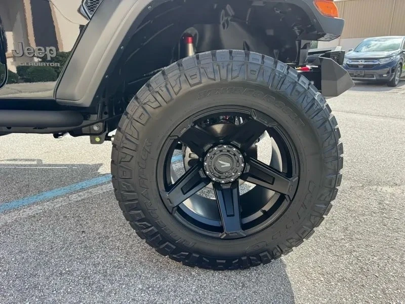 2025 Jeep JT Gladiator - Image 18 of 31