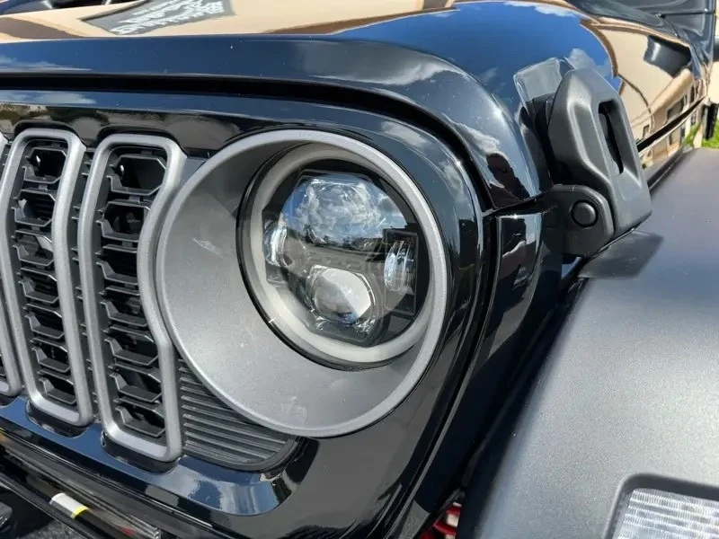 2025 Jeep JT Gladiator - Image 12 of 31