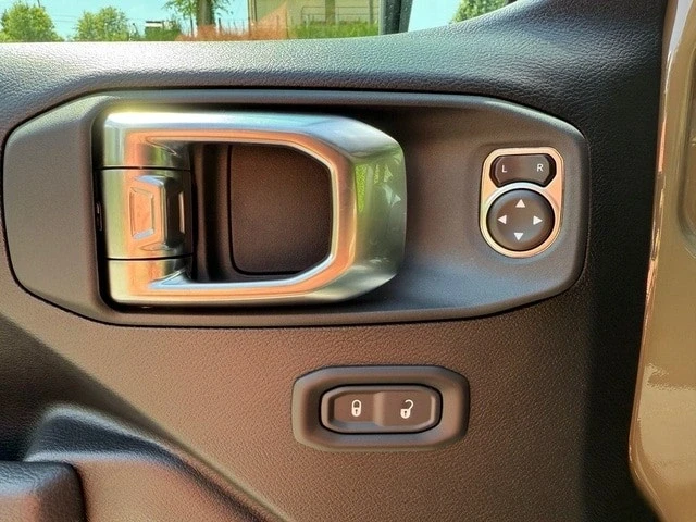 2025 Jeep JT Gladiator - Image 14 of 21