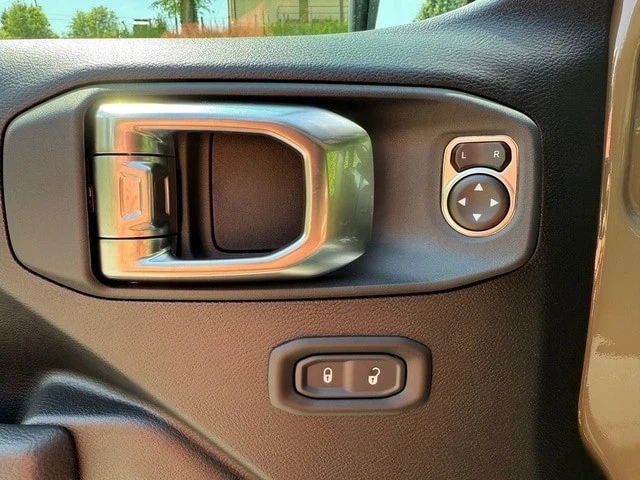 2025 Jeep JT Gladiator - Image 14 of 21