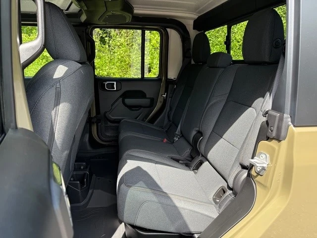 2025 Jeep JT Gladiator - Image 16 of 21