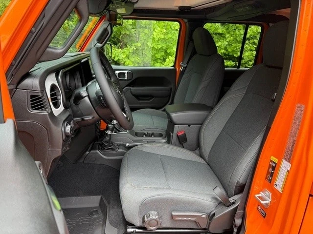 2025 Jeep JT Gladiator - Image 13 of 21