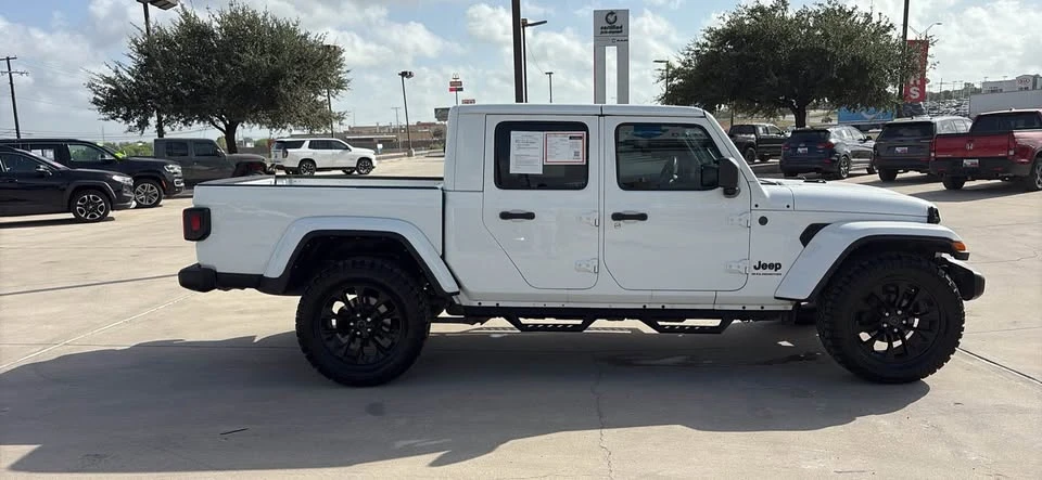 2025 Jeep JT Gladiator - Image 5 of 10