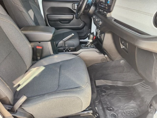 2025 Jeep JT Gladiator - Image 13 of 20