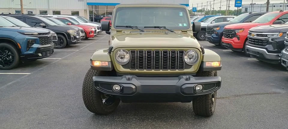 2025 Jeep JT Gladiator - Image 15 of 20