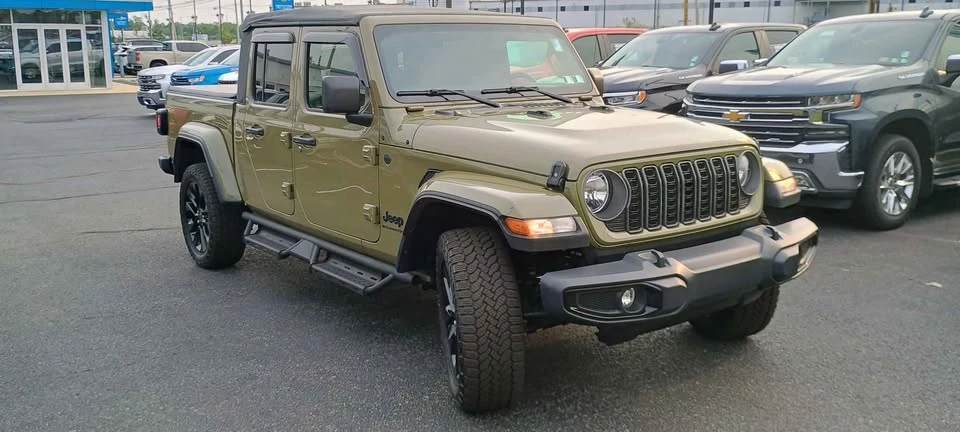 2025 Jeep JT Gladiator - Image 14 of 20