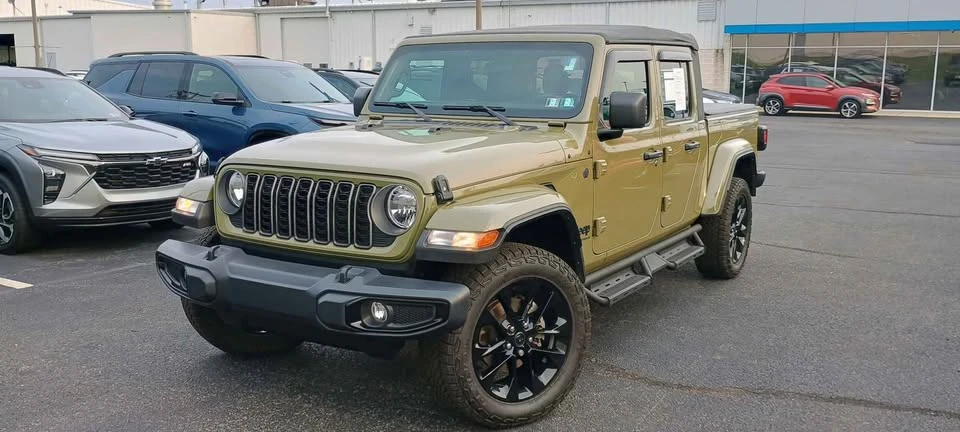2025 Jeep JT Gladiator - Image 16 of 20