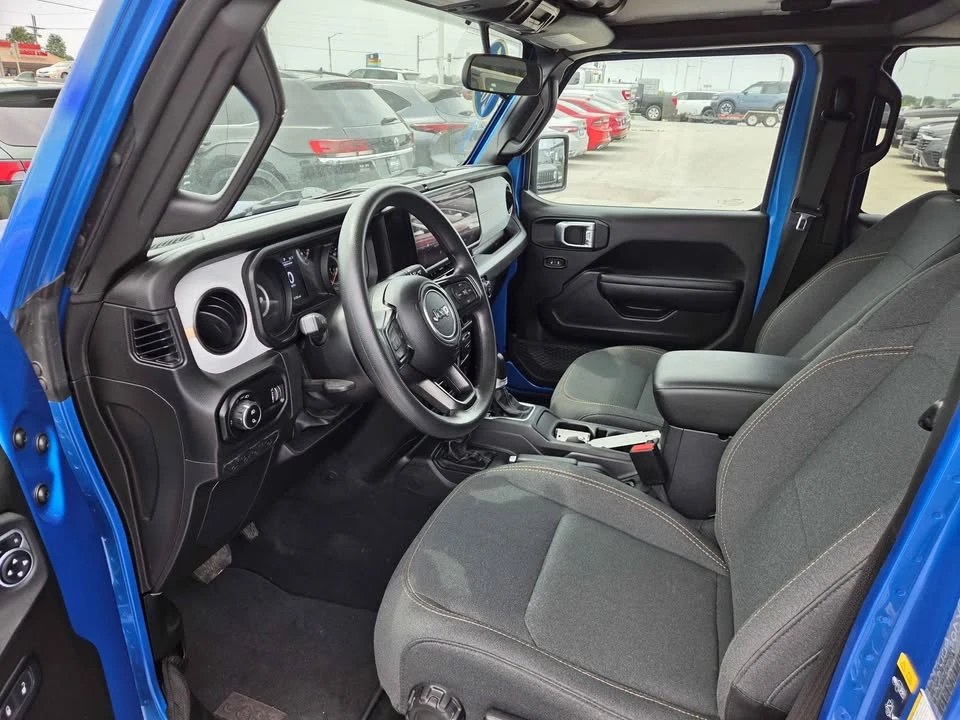 2025 Jeep JT Gladiator - Image 10 of 13