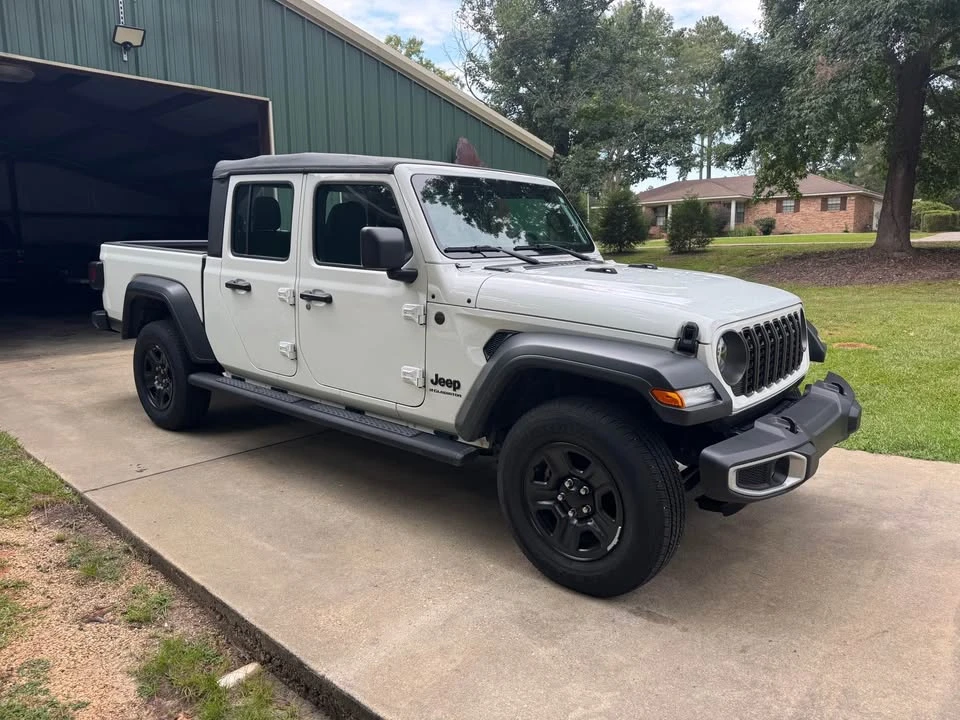 2025 Jeep JT Gladiator - Image 9 of 18